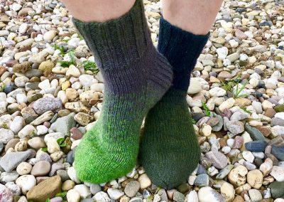 Blau-grüne Socken mit Verlauf | Stricken | Beeja strickt