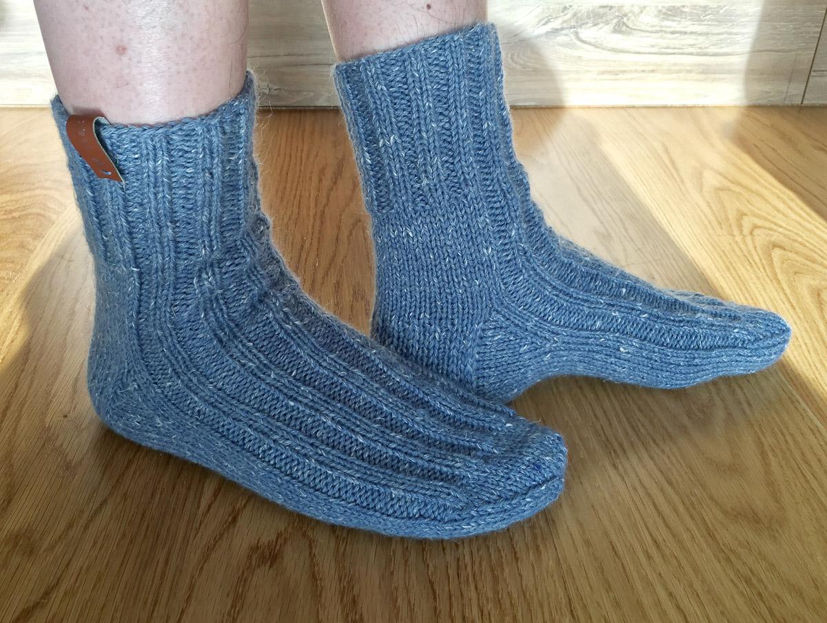 Graublaue Socken: kuschelig warm und hand-gestrickt | beeja_strickt