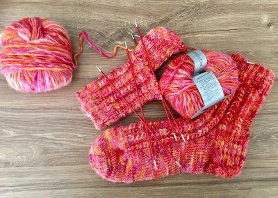 Bunte Wollsocken in roten Farben | Stricken | Beeja strickt